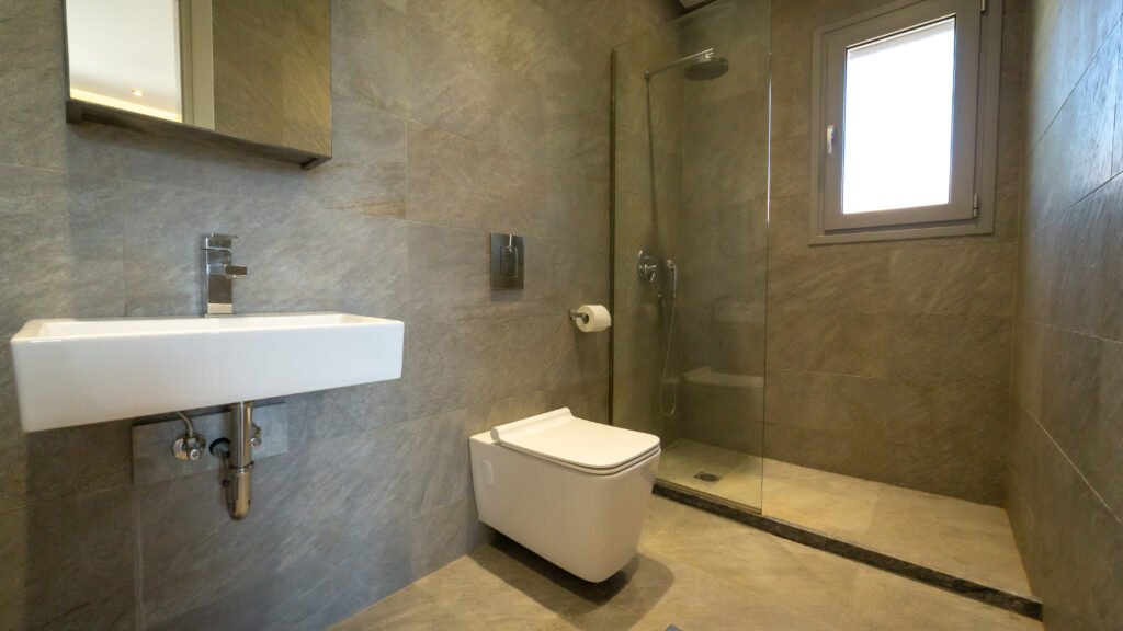 Gallery image depicting a bathroom